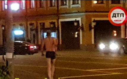 В Киеве на Подоле гулял мужчина в плавках с монтировкой