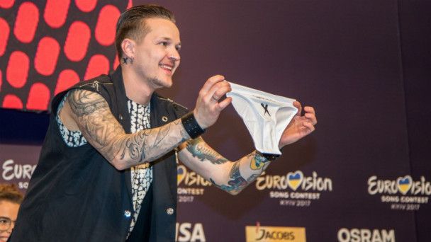 Женя Галич та журналістка з Італії вельми пікантно примирилися під час прес-конференції / © eurovision.ua