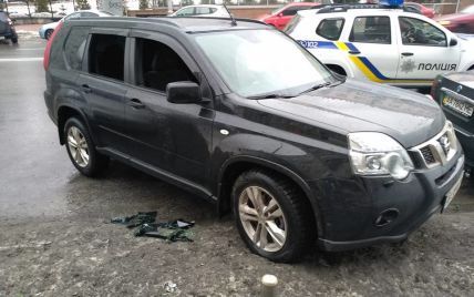 В Киеве неизвестные обстреляли автомобиль и похитили сумку с крупной суммой, объявлен план "Перехват"