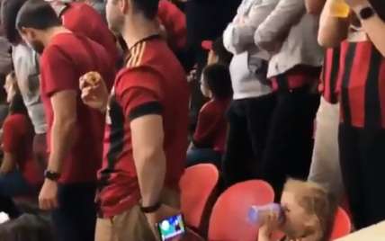 Забота года. Отец одной рукой показывал ребенку мультики, пока сам смотрел матч на стадионе