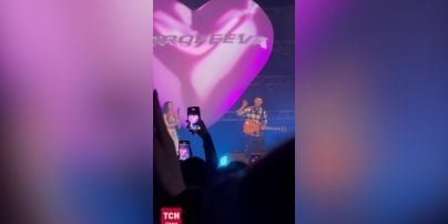 Надя Дорофеева продемонстрировала страстый поцелуй с Мишей Кацуриным во время своего концерта