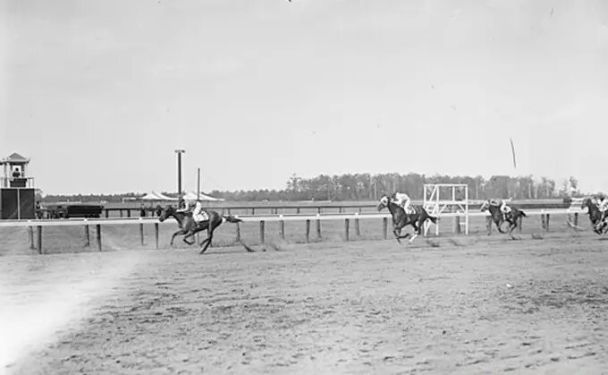 Жокей виграв гонку попри те, що помер на півдорозі / © guinnessworldrecords.com