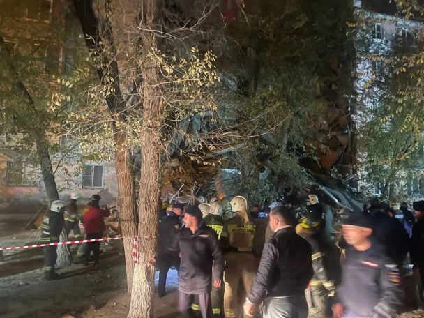В российской Астрахани вечером 16 ноября упала часть пятиэтажки. Есть жертвы.