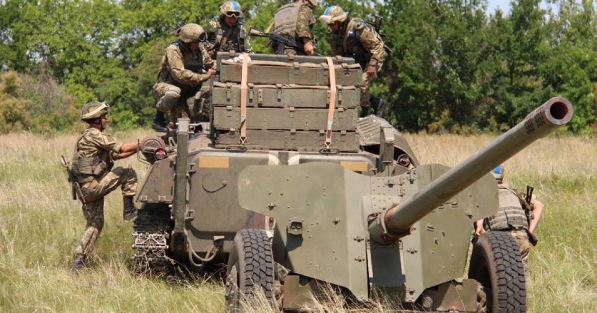 Украинские военные применят артиллерию в ответ на атаку боевиков.