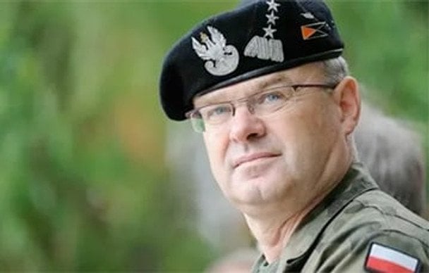 Умер польский генерал, который угрожал атаковать Калининградскую область России