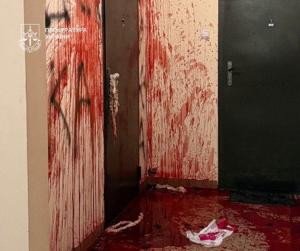 Чоловік облив кров’ю дверы та залишив кишки. / © Генеральна прокуратура України