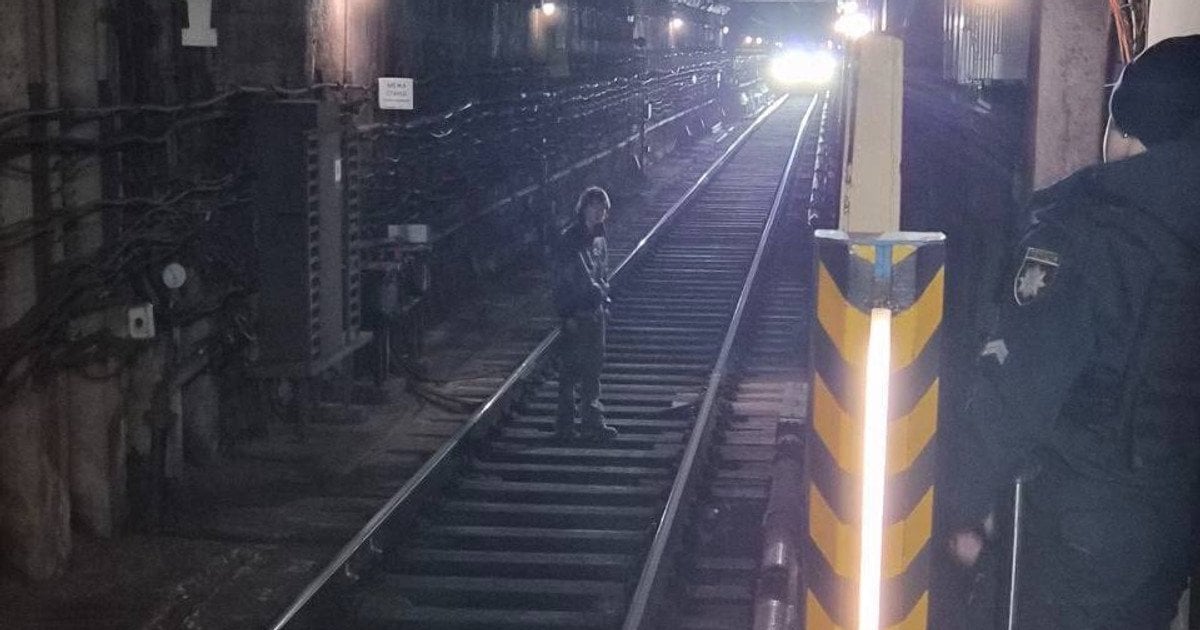 Чоловік у тунелі київського метро