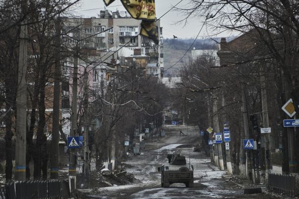 Українські солдати їдуть на Humvee у Бахмуті 21 грудня 2022 року / AP Photo / Libkos