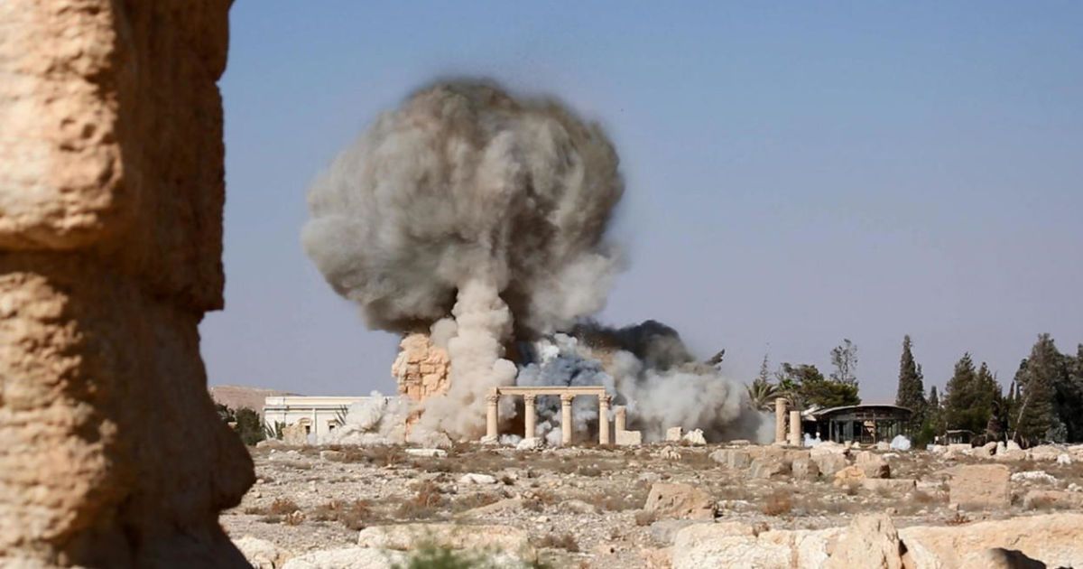 Людей привязали к колоннам и взорвали