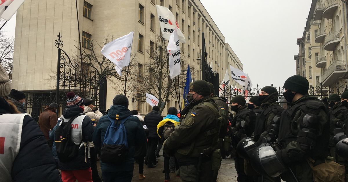 У Києві підприємці зносять паркан під Радою