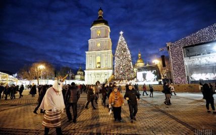 В Киеве на Софиевскую площадь привезли главную елку страны