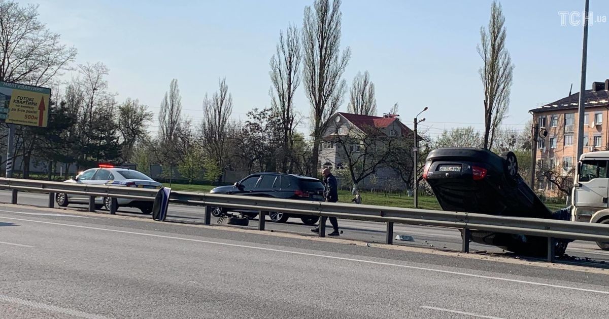 Під Києвом на трасі авто врізалось у відбійник і перекинулось