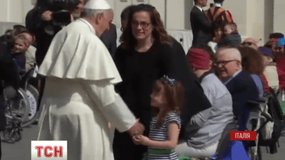 Сегодня Папа Римский встретился с девочкой с редким генетическим заболеванием
