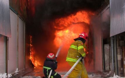 Мер Чернівців назвав причину масштабної пожежі в павільйонах із килимами на ринку