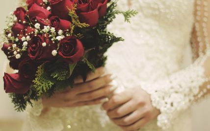 Скаржилася на біль у горлі: в Англії наречена померла, не дочекавшись весілля
