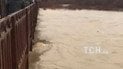 На Закарпаття прийшла велика вода: місцеві бояться прориву дамби
