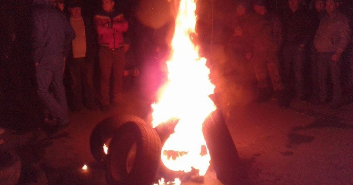 У Вінниці прихильники блокади Донбасу запалили шини біля будівлі СБУ