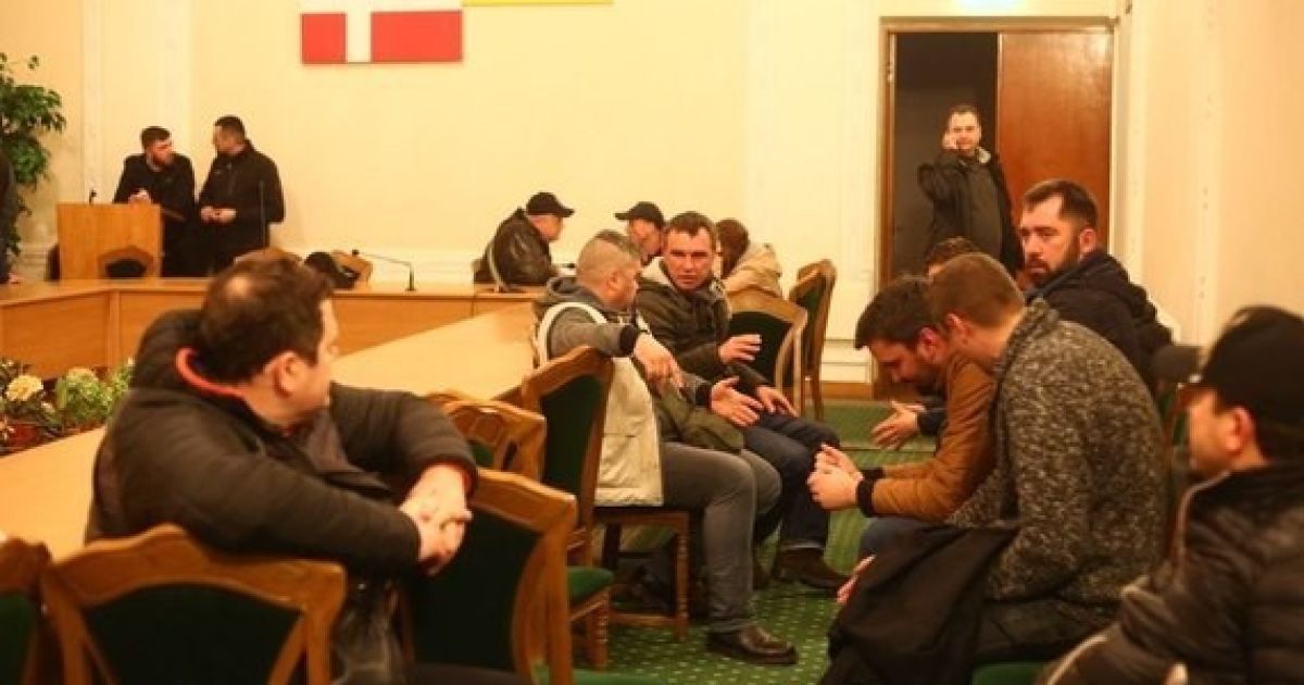 Ультиматум активістів у Волинській ОДА: силовикам дали час до ранку, щоб відпустити блокувальників
