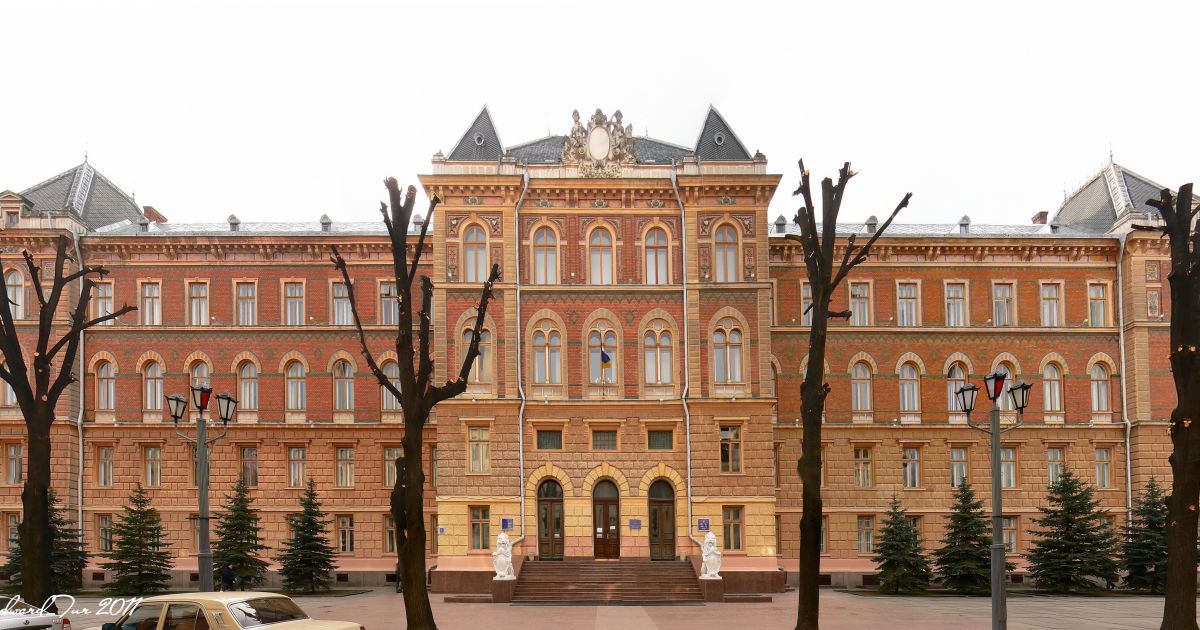 В Черновцах ночью активисты вышли к облсовету и требуют внеочередной сессии