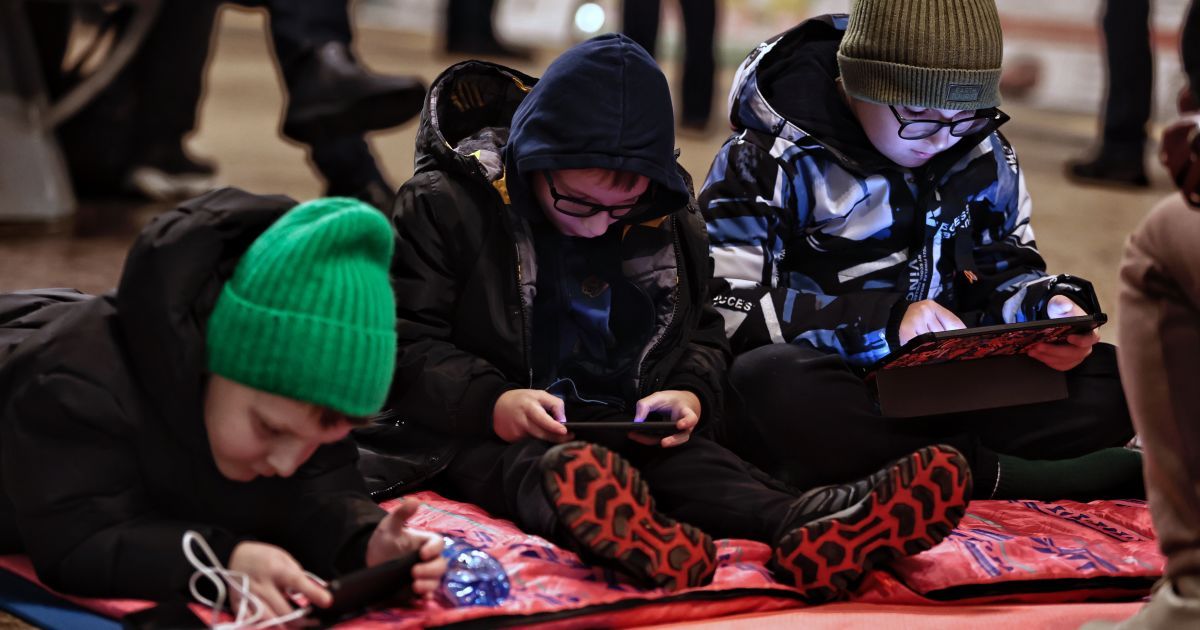 Підземні станції метро продовжують працювати у режимі укриття