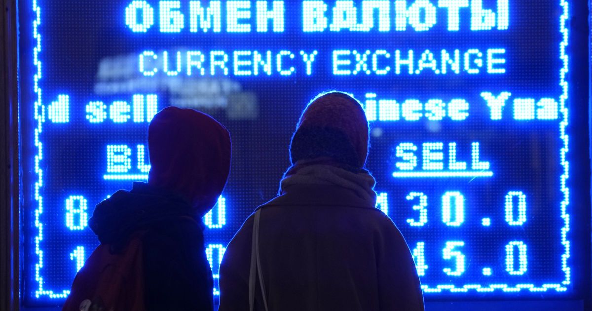 Рубль пробив нове дно, в багатьох обмінниках закінчилася валюта