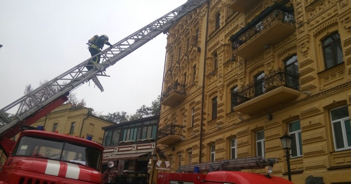 Пожежа у Києві: із задимленого будинку на Андріївському узвозі евакуювали людей