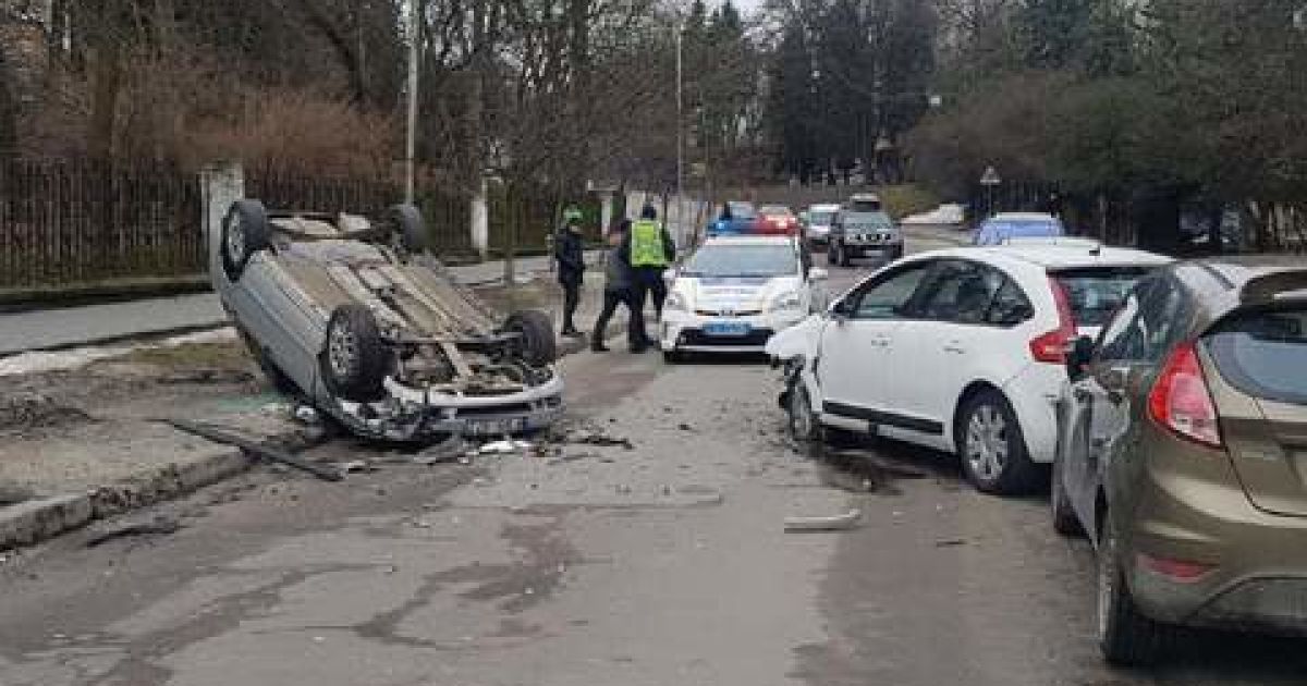 Novini Lvova Pid Chas Avariyi Avto Perekinulos Na Dah Foto Video Lviv Tsn Ua