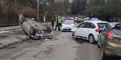 У Львові авто під час аварії перекинулось на дах: момент зіткнення потрапив на камеру