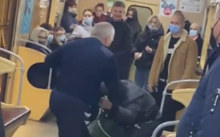 Здали нерви: у Харкові машининіст метро віддухопелив пасажира, який пиячив і порозливав пиво у вагоні (відео)