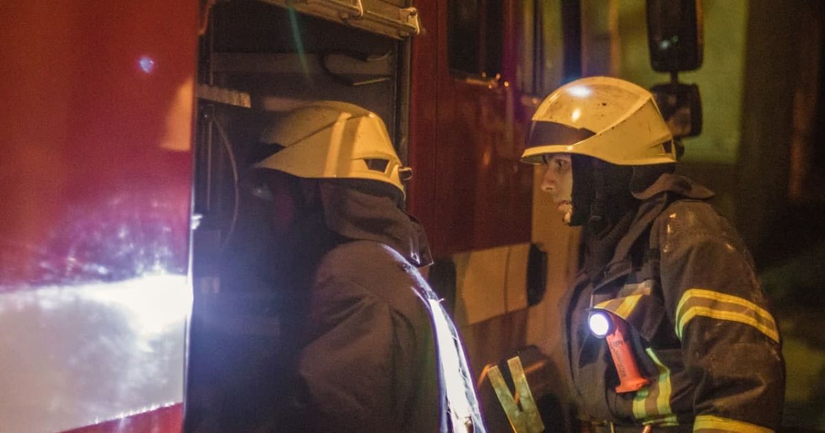 У центрі Києва спалахнула багатоповерхівка: рятувальники евакуювали 20 людей