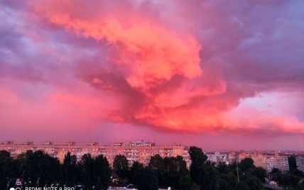 Днепр накрыла непогода: жители публикуют снимки "малинового" заката, "НЛО" и смерча