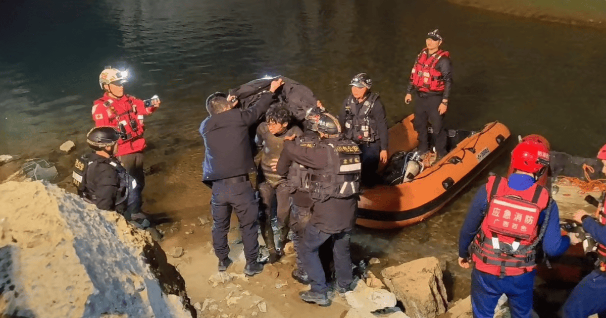 Спасение дайвера из подводной пещеры в Китае