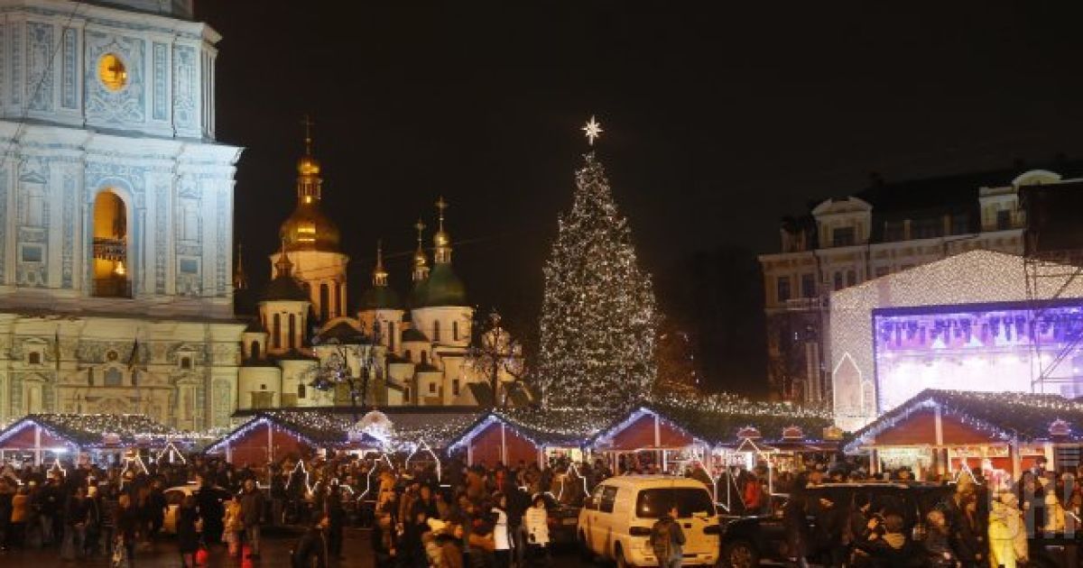 У Києві засяяла прекрасна 24-метрова ялинка / © УНІАН