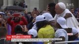 Папа Римский покатал детей мигрантов на своем автомобиле