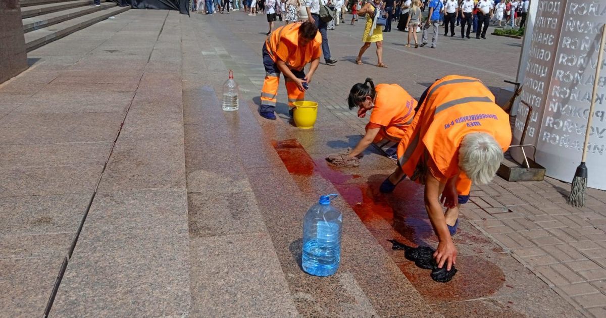 У Києві невідомий облив червоною фарбою сходи та постамент біля КМДА