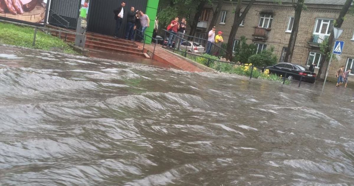 Мощный ливень в Киеве затопил улицы, остановив движение автомобилей