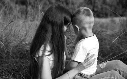 Українка вперше за два з половиною роки взяла на руки сина, якого 800 днів тримали у заручниках батько і бабуся