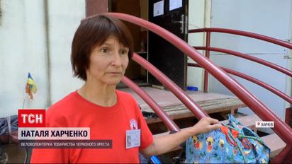 Розвозить ліки та їжу: у Харкові волонтерка їздить до підопічних на велосипеді