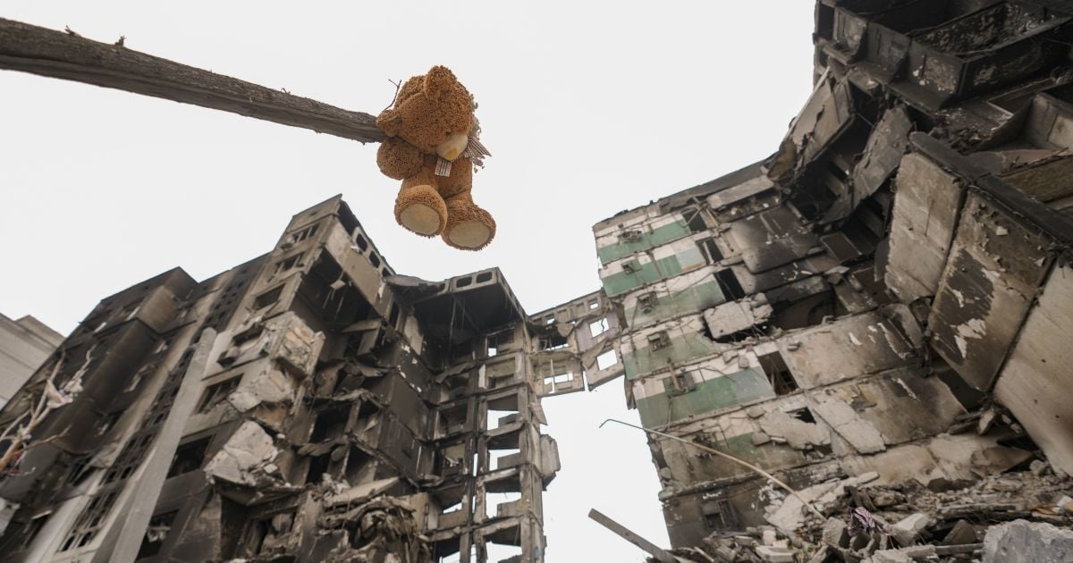 Зруйнована будівля через війну в Україні