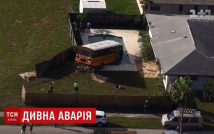 В США автобус со школьниками рухнул в бассейн