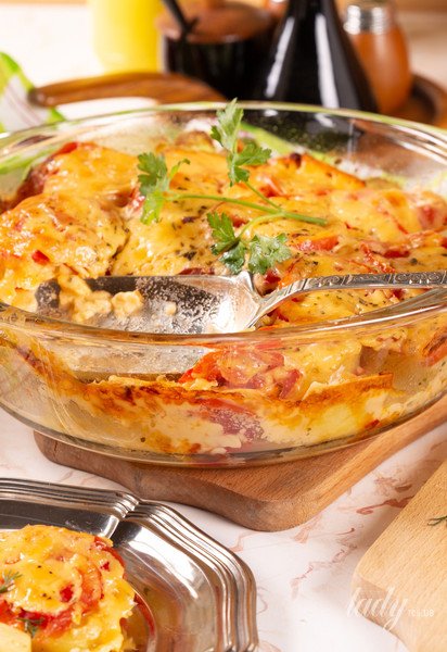 Картопля запечена з сосисками, помідорами та сиром