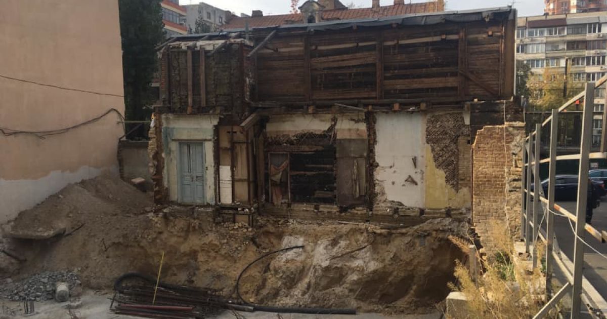 У Києві знесли паркан забудовника навколо історичного будинку XIX століття