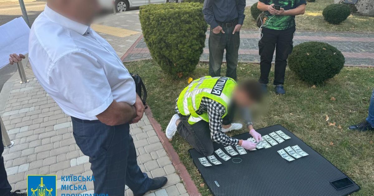 В Киеве проректор университета задержан во время получения 2000 долларов США
