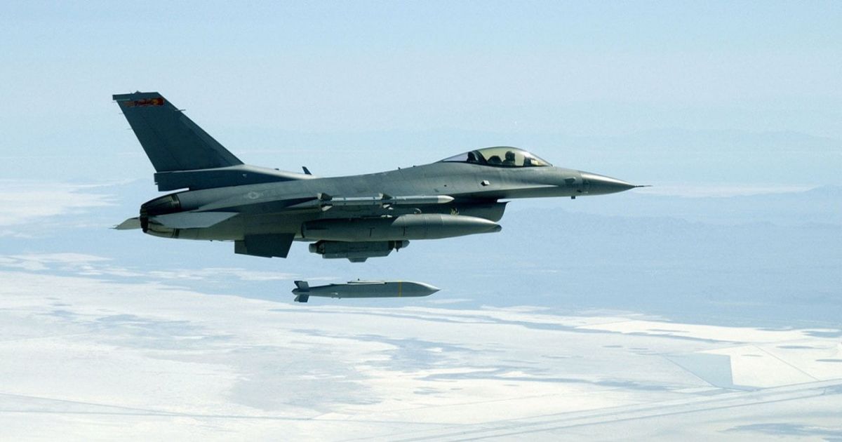 Бомба AGM-154 Joint Standoff Weapon при сбросе с самолета F-16