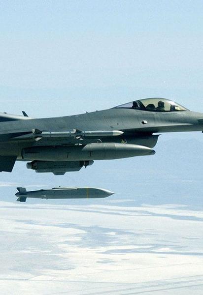 Бомба AGM-154 Joint Standoff Weapon під час скидання з літака F-16