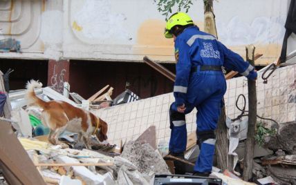 Взрыв в Киеве: спасатели укрепляют стену дома, чтобы избежать новых обвалов
