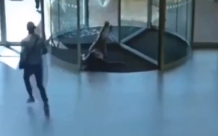 В Сети набирает популярность видео с женщиной, которая разбила головой стеклянную дверь