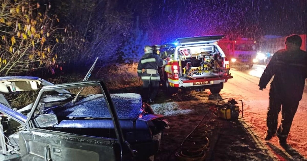У Житомирській області ВАЗ влетів у вантажівку: загинули пасажири легковика