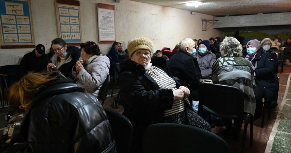 В умовах війни багато дорослих та дітей змушені ночувати у сховищах