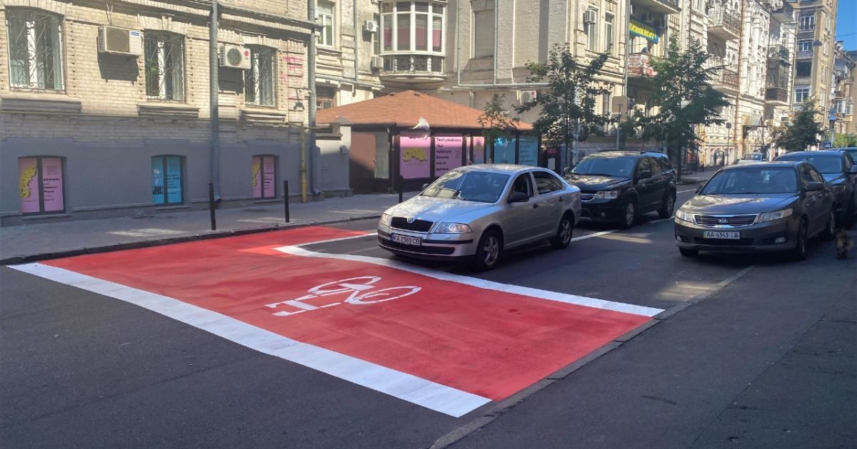 На дорогах Києва з'явилися нові зони очікування: для кого вони призначені та що означають